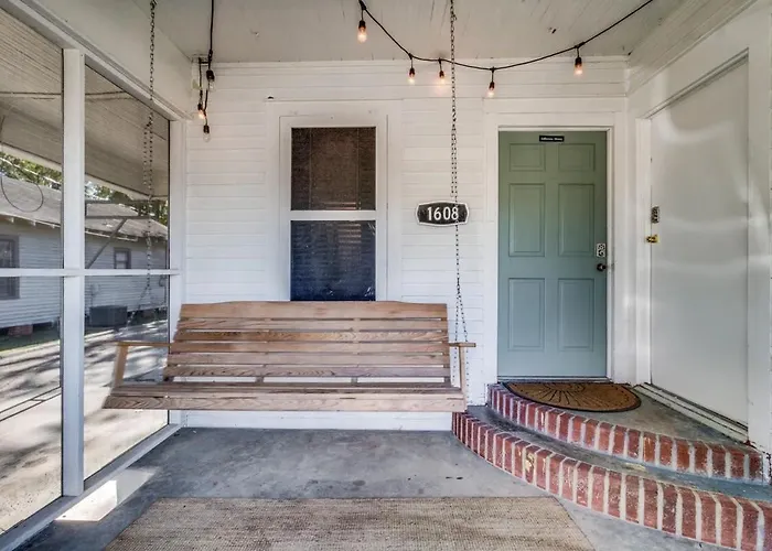 Spacious 4br Retreat In The Heart Of Holiday home Lafayette