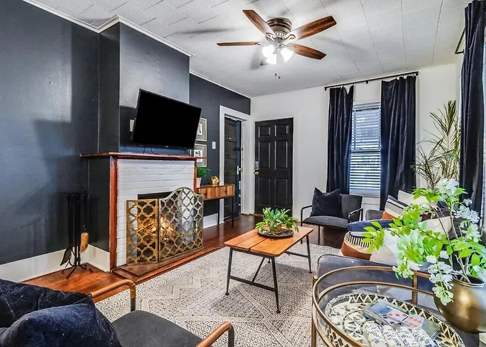 Spacious 4br Retreat In The Heart Of Holiday home Lafayette